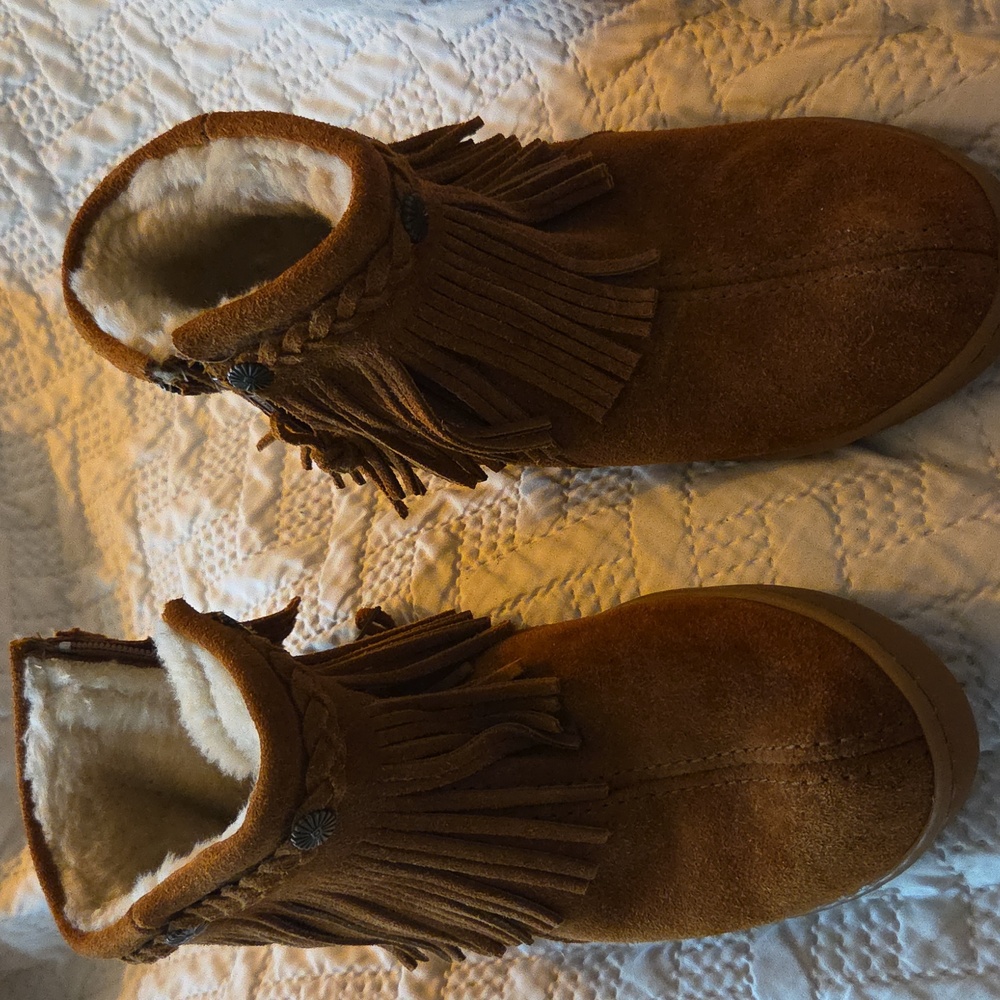 Minnetonka Moccasin Boot w Fur